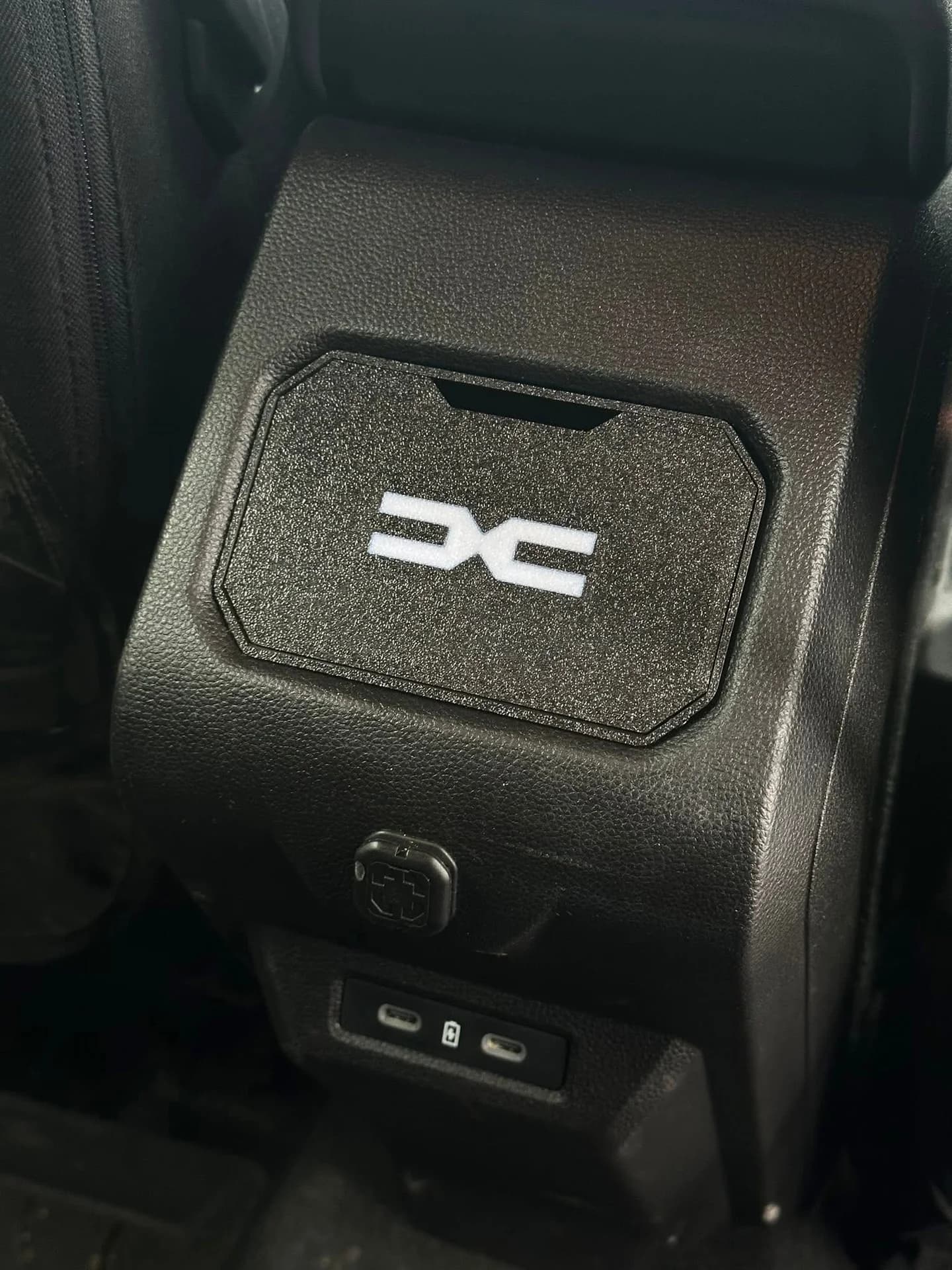 Кутийка за централната конзола на Dacia Duster 3